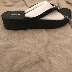 Authentic Michael Kors flip flop sz 7